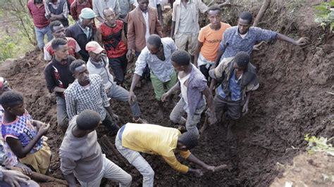 cleaning mud Ethiopia|Tearful locals search in mud for Ethiopia landslide .